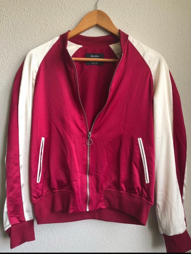 Chaqueta satén talla M de Bershka