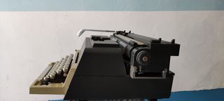 ANTIGUA MÁQUINA OLIVETTI