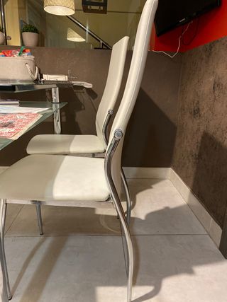 4 sillas blancas polipiel con patas color plateado