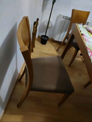 Mesa comedor y 4 sillas a juego