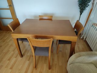 Mesa comedor y 4 sillas a juego
