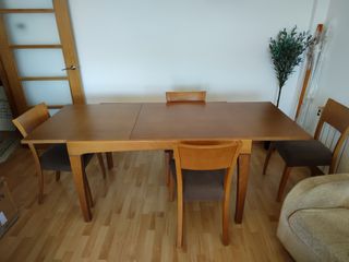 Mesa comedor y 4 sillas a juego