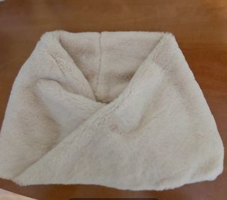 cuello de pelo beige