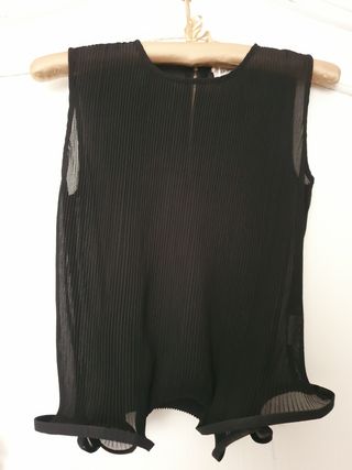 Top invitada negro plisado.Talla S. Teria Yabar