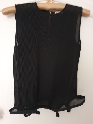 Top invitada negro plisado.Talla S. Teria Yabar
