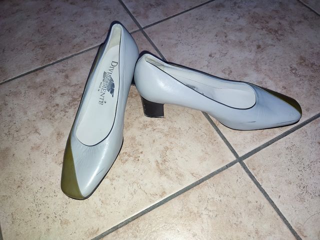 Coppia di scarpe con tacco