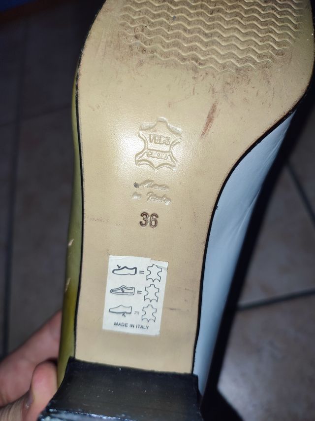 Coppia di scarpe con tacco