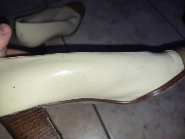 Coppia di scarpe con tacco