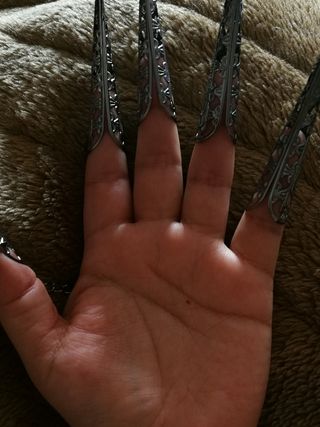 pulsera y dedos metálicos estilo gótico