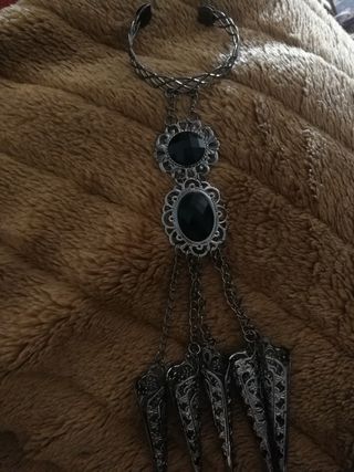 pulsera y dedos metálicos estilo gótico