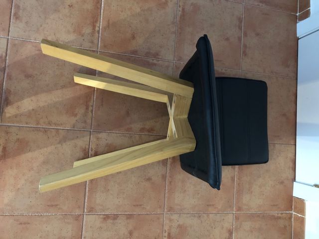 Silla en  polipiel de color negro.