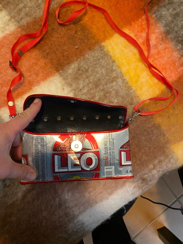 Bolso hecho a mano con latas