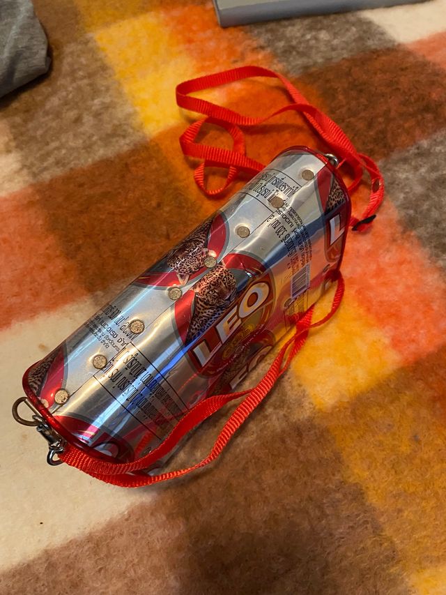 Bolso hecho a mano con latas