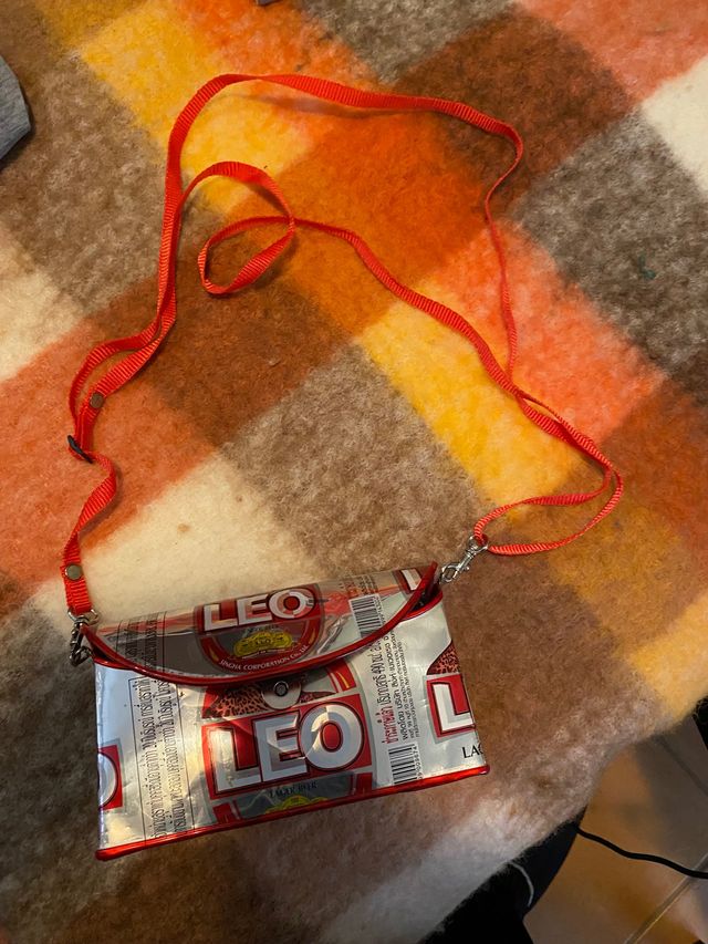 Bolso hecho a mano con latas