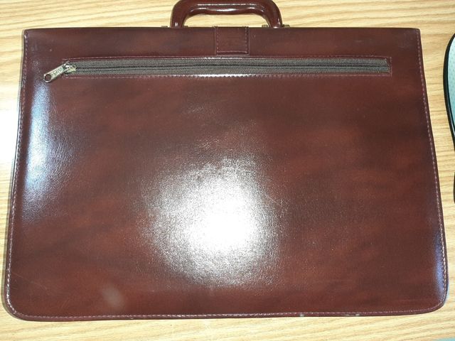 Maletín de cuero. Color marrón.
