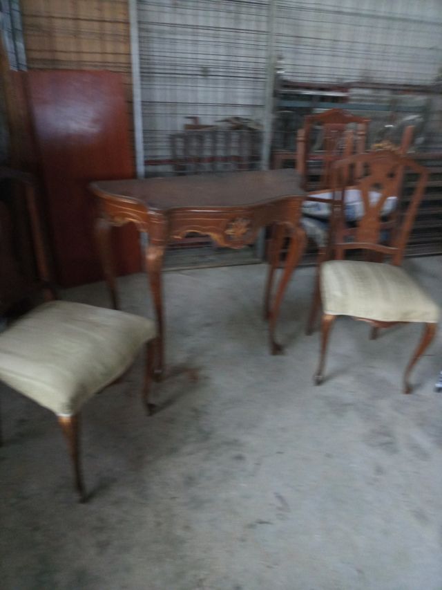 mesa de entrada con las 2 sillas