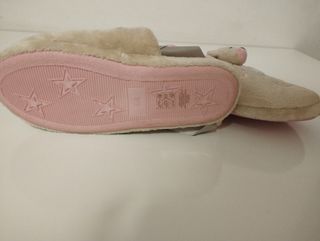 Zapatillas de estar por casa + calcetines a juego.