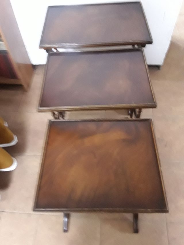 TRÊS MESAS DE NINHO DE MADEIRA ANTIGAS