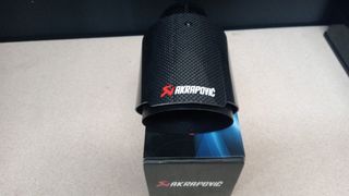 cola de escape individual akarapovic 