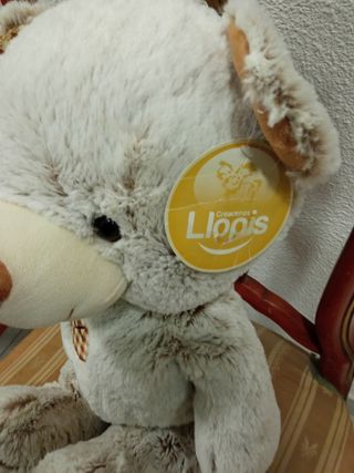 Muñeco oso de peluche.