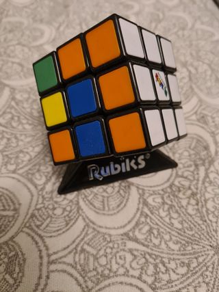 Vendo cubo de Rubiks