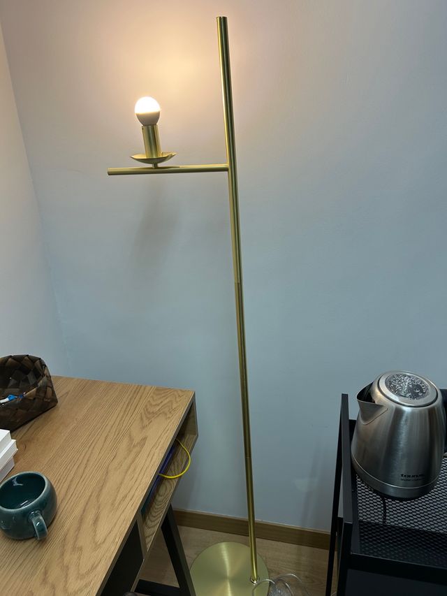 Lámpara de pie dorada