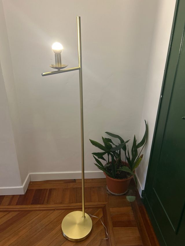 Lámpara de pie dorada