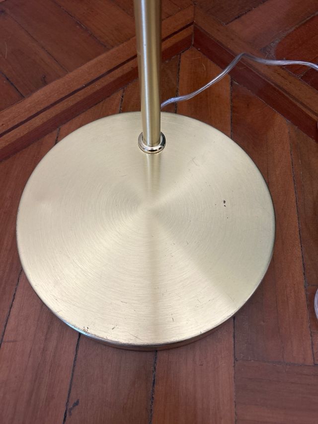 Lámpara de pie dorada