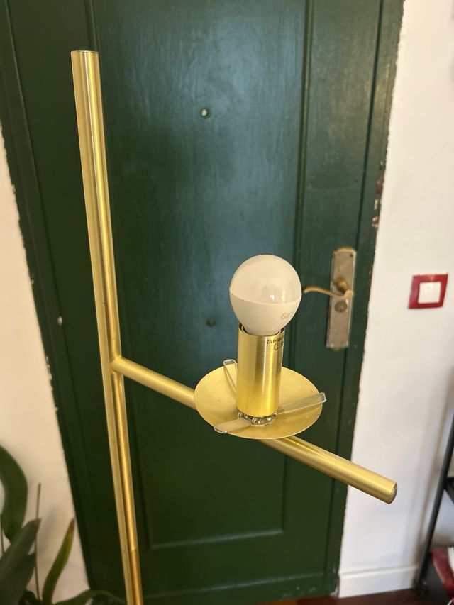 Lámpara de pie dorada