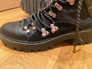Botas negras con cordones de Zara