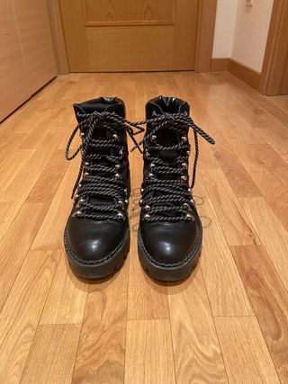 Botas negras con cordones de Zara