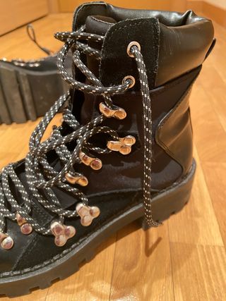 Botas negras con cordones de Zara