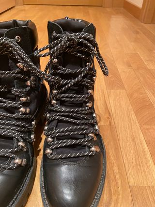Botas negras con cordones de Zara