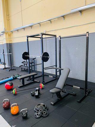 MATERIAL DE GIMNASIO BARRAS MANCUERNAS RACK DISCOS