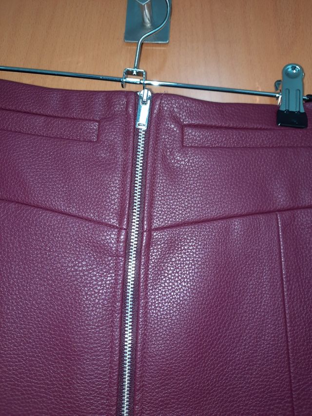 minifalda polipiel burdeos a estrenar