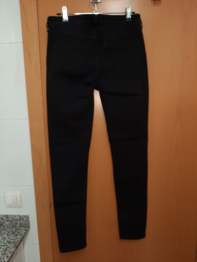pantalones vaqueros negros pitillo