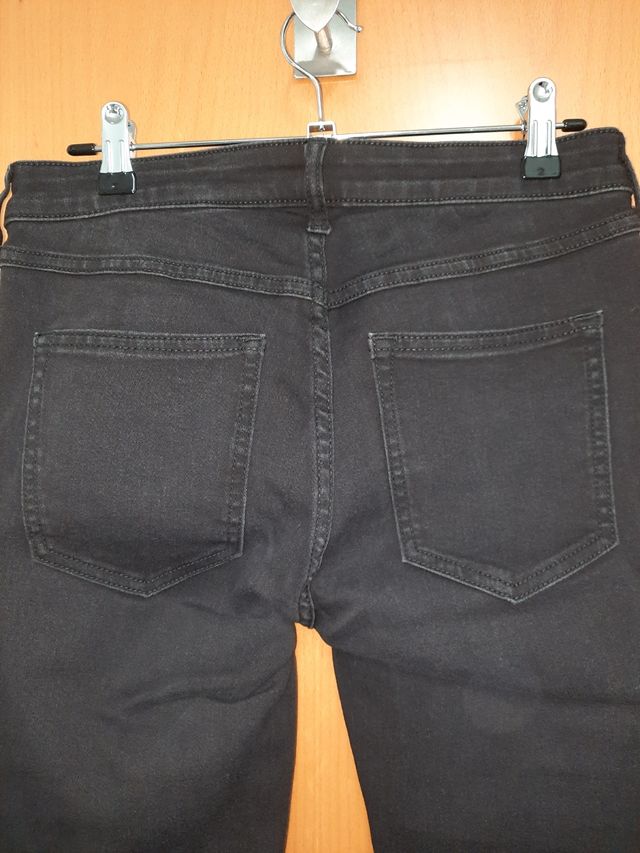 pantalones vaqueros negros pitillo