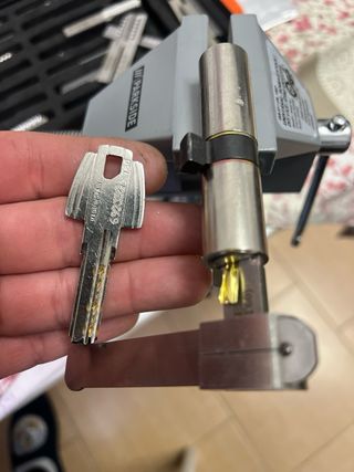 Cerraduras y herramientas para cerrajeros