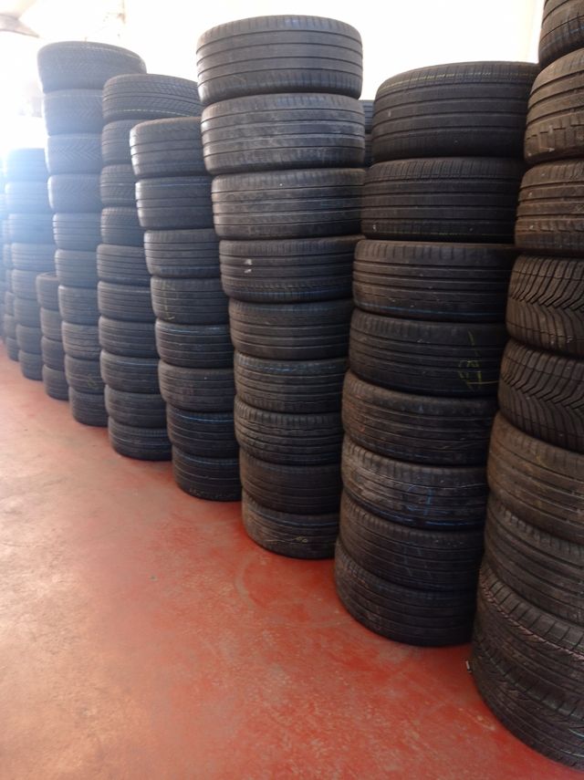 Dos neumáticos de ocasión 225/70R16 ,103H