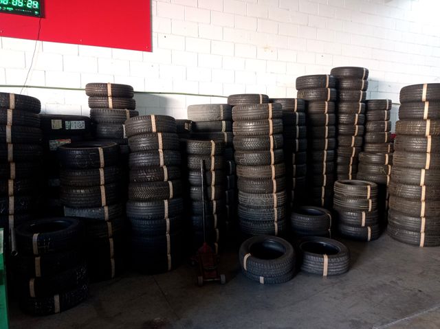 Dos neumáticos de ocasión 185/55 R15 82V Farroad