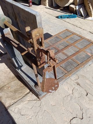 Antiguo arcón caja de novia de madera