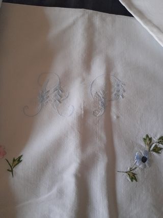 Sábana y funda de almohada.