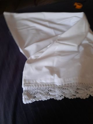 Sábana y funda de almohada.