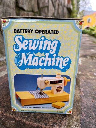 Bonita máquina de coser de juguete.