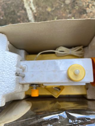 Bonita máquina de coser de juguete.