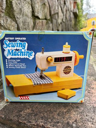 Bonita máquina de coser de juguete.