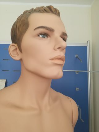 Manichino uomo con capelli scolpiti