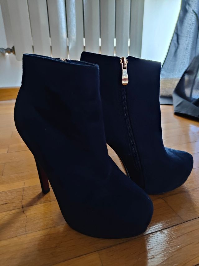 Cuñas beige con detalles plateados