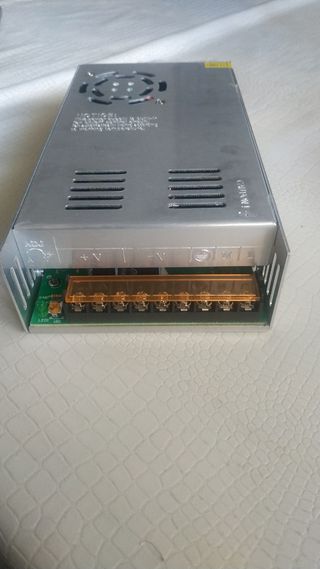 fuente de alimentación con ventilador refrigerante