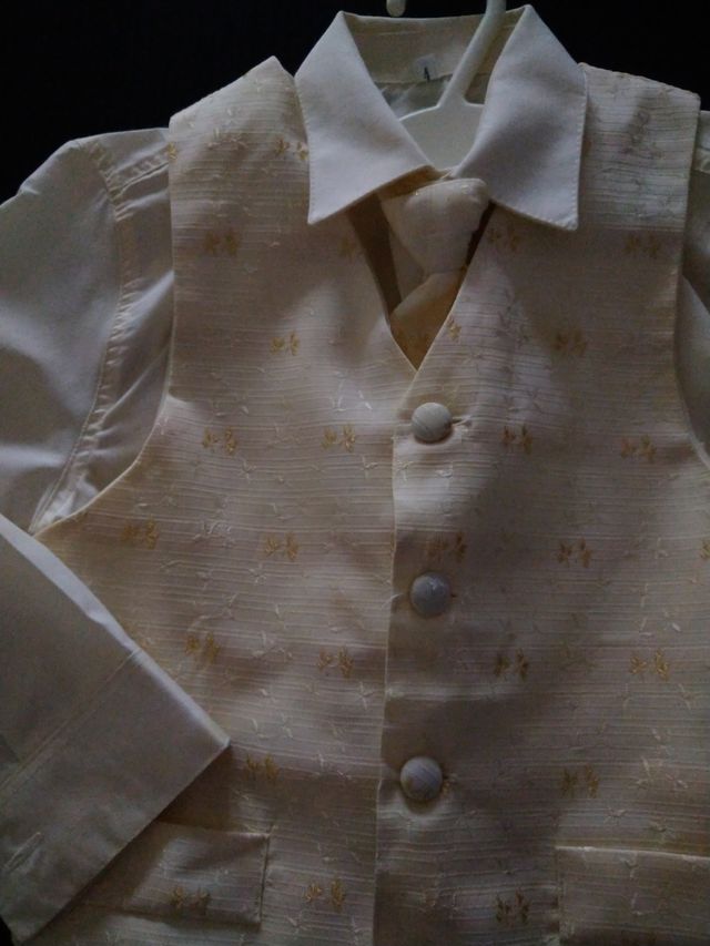 conjunto de camisa, chaleco y corbata de niño